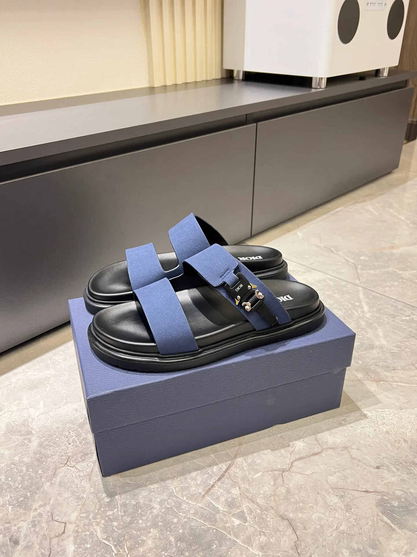 Men's Men's Shoes 💰p320 Dio* Men's Sandals Slippers. Showcasing Dior haute couture design. The Dior gray suede strap is accented with an aluminum Dior buckle for added style. Paired with a comfortable tonal notch sole, they pair easily with shorts or jeans for a sophisticated look. Main body: suede cow leather, technical fabric lining: cow leather, with adjustable straps, aluminum Dior buckle, Dior gray EVA insole, tonal notched rubber outsole splicing structure, size: 38-44 (customized at 45.46)